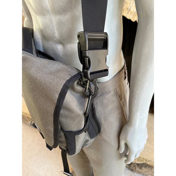 Timbuk Gray Red Messenger Laptop Bag - Picture 6 of 9